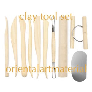 Puede incluir: Un conjunto de 12 herramientas de escultura de arcilla, que incluyen herramientas de madera con varias formas y una herramienta de escultura de metal. Las herramientas están dispuestas sobre un fondo blanco. El texto "clay tool set" y "orientalartmaterial" es visible en la imagen.