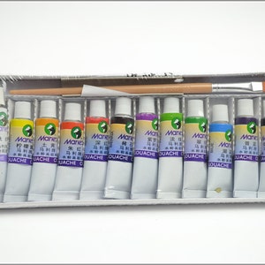 Puede incluir: Un juego de 12 pinturas de gouache en una caja de pl&aacute;stico con un pincel. Los tubos de pintura est&aacute;n etiquetados con "Mane" y tienen caracteres chinos. Los colores incluyen amarillo, naranja, rojo, marr&oacute;n, morado, verde, azul y negro.