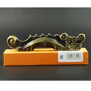 DRACHE EISEN BRIEFBESCHWERER Chinesischer Drache Raffiniert Gusseisen Briefbeschwerer Stifthalter 11,6x1,6x3cm | Lieferung Orientalisches Material Kalligraphie-Angebot