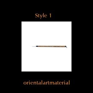 Puede incluir: Un primer plano de un pincel marrón y negro con una punta blanca. El pincel está sobre un fondo blanco. El texto "Style 1" está por encima del pincel y el texto "orientalartmaterial" está por debajo del pincel.
