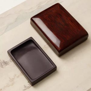 Chinese natuurlijke inktsteen met houten deksel, zegel en suède tas (10 x 8 x 1,7 cm)