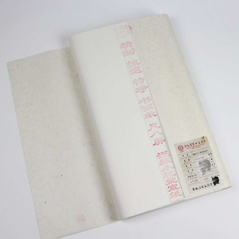 Pu&ograve; includere: Un foglio di carta bianco con un timbro rosso sul lato destro. Il timbro contiene caratteri cinesi e una piccola etichetta con il testo "Dayi County, Yunnan Province, China".