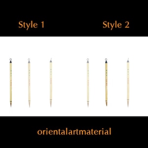 Puede incluir: Dos estilos de pinceles de caligrafía china, cada uno con un mango negro y un largo y delgado eje de bambú marrón claro. Los pinceles están dispuestos en filas etiquetadas como "Style 1" y "Style 2".