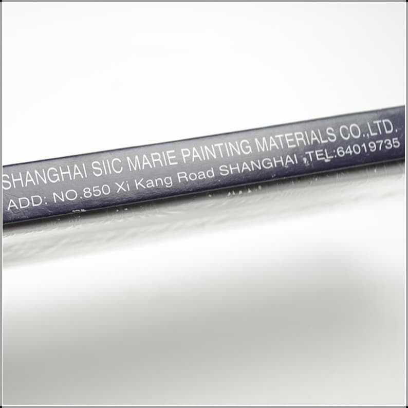 Puede incluir: Primer plano de una etiqueta negra con texto blanco que dice "SHANGHAI SIIC MARIE PAINTING MATERIALS CO.,LTD. ADD: NO.850 Xi Kang Road SHANGHAI TEL:64019735"