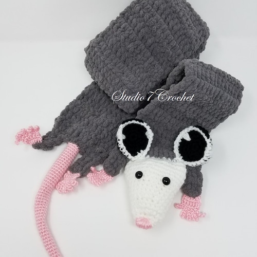 Écharpe à opossum, crochetée à la main