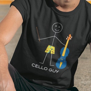 Puede incluir: Una camiseta negra con un dibujo de un hombre de palo sosteniendo un violonchelo y el texto "Cello Guy".