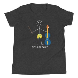 Puede incluir: Una camiseta gris oscura para j&oacute;venes con una ilustraci&oacute;n de un personaje de palo sosteniendo un violonchelo y un arco. El texto "CELLO GUY" est&aacute; impreso debajo de la ilustraci&oacute;n.