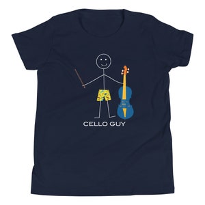 Puede incluir: Una camiseta azul marino para j&oacute;venes con una ilustraci&oacute;n de un personaje de palo sosteniendo un violonchelo y un arco. El texto "CELLO GUY" est&aacute; impreso debajo de la ilustraci&oacute;n.