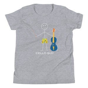 Puede incluir: Camiseta gris para j&oacute;venes con una ilustraci&oacute;n de un personaje de palo sosteniendo un violonchelo y el texto "CELLO GUY".