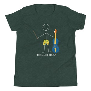 Puede incluir: Una camiseta verde oscuro con una ilustraci&oacute;n de un personaje de palo tocando el violonchelo. El texto "CELLO GUY" est&aacute; impreso debajo de la ilustraci&oacute;n.