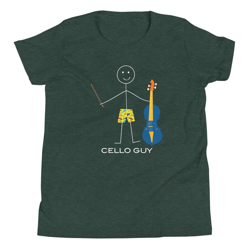 Puede incluir: Una camiseta verde oscuro con una ilustraci&oacute;n de un personaje de palo tocando el violonchelo. El texto "CELLO GUY" est&aacute; impreso debajo de la ilustraci&oacute;n.