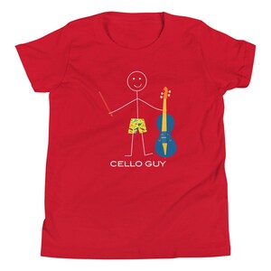 Puede incluir: Camiseta roja para j&oacute;venes con un figur&iacute;n tocando un violonchelo. El texto "CELLO GUY" est&aacute; impreso debajo de la figura.