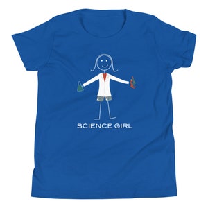 Puede incluir: Una camiseta azul real para j&oacute;venes con una ilustraci&oacute;n blanca de un personaje de palo que lleva una bata de laboratorio, sosteniendo un vaso de precipitados y un microscopio. El texto "SCIENCE GIRL" est&aacute; impreso debajo de la ilustraci&oacute;n.