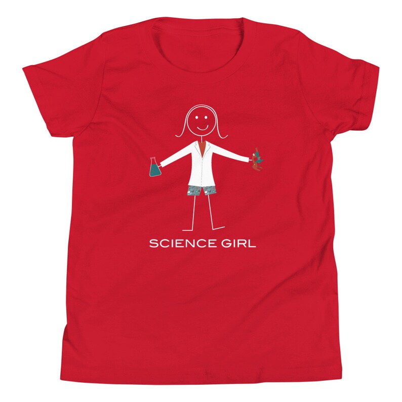 Puede incluir: Camiseta roja para j&oacute;venes con una ilustraci&oacute;n blanca de un palo de una persona que lleva una bata de laboratorio y sostiene un vaso de precipitados y un microscopio. El texto "SCIENCE GIRL" est&aacute; impreso debajo de la ilustraci&oacute;n.