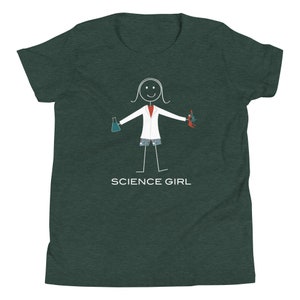 Puede incluir: Una camiseta verde oscuro para j&oacute;venes con una ilustraci&oacute;n blanca de un palo de una persona que lleva una bata de laboratorio, sosteniendo un vaso de precipitados y un microscopio. El texto "SCIENCE GIRL" est&aacute; impreso debajo de la ilustraci&oacute;n.