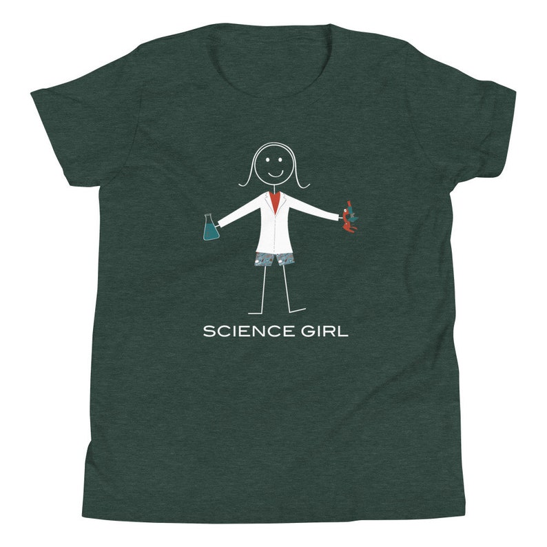 Puede incluir: Una camiseta verde oscuro para j&oacute;venes con una ilustraci&oacute;n blanca de un palo de una persona que lleva una bata de laboratorio, sosteniendo un vaso de precipitados y un microscopio. El texto "SCIENCE GIRL" est&aacute; impreso debajo de la ilustraci&oacute;n.