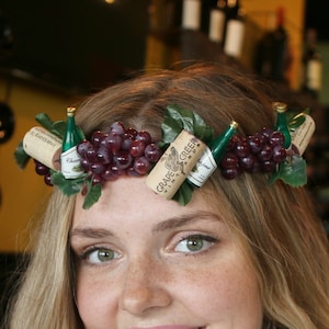 Corona de corcho de vino (Diadema de vino) Festival de vino gastronómico Nappa Tiara de cumpleaños Corona de flores para despedida de soltera Tiara de corcho para novia Rosado Uvas para 21 cumpleaños
