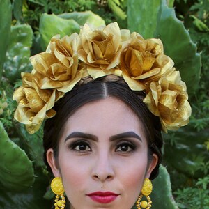 Diadema de corona de flores doradas (tocado nupcial mexicano de invierno para bodas, fiestas, festivales de música, estilo bohemio, gitano, damas de honor, Día de Muertos)
