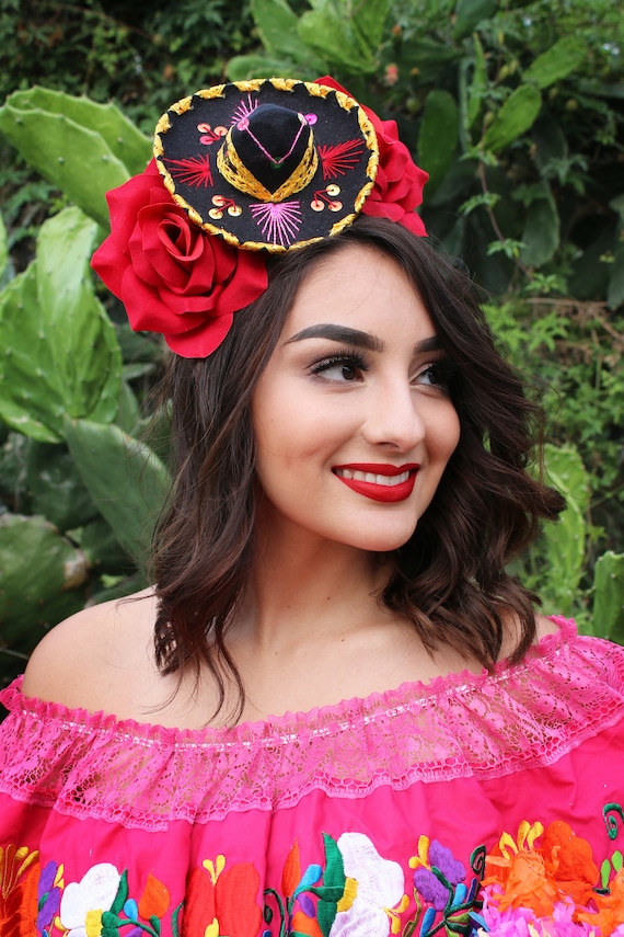 Rose Sombrero Rosé wearing a sombrero ?? ROSÉ CAUTIVA MÉXICO  main image 4