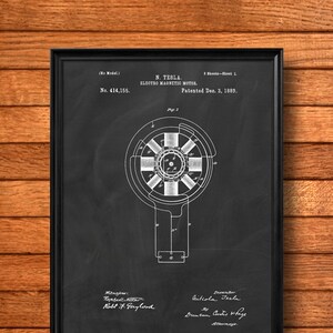 Op de afbeelding: Zwart-witte illustratie van een patent voor een elektromagnetische motor van Nikola Tesla. Het patentnummer is 414.155 en de datum is 3 december 1889. De illustratie toont een gedetailleerd diagram van de motor.