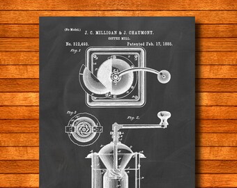 Puede incluir: Dibujo de patente en blanco y negro de un molinillo de café. El dibujo muestra el molinillo de café en tres vistas diferentes. El número de patente es 312.493 y la fecha es el 17 de febrero de 1885. Los inventores son John C. Milligan y Jules Chaumont.