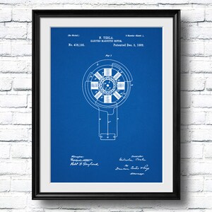 Op de afbeelding: Een blauwdruk van Nikola Tesla's patent voor een elektromagnetische motor. Het patentnummer is 416.195 en werd gepatenteerd op 3 december 1889. De blauwdruk toont een diagram van de motor met een gedetailleerde tekening van de interne componenten.