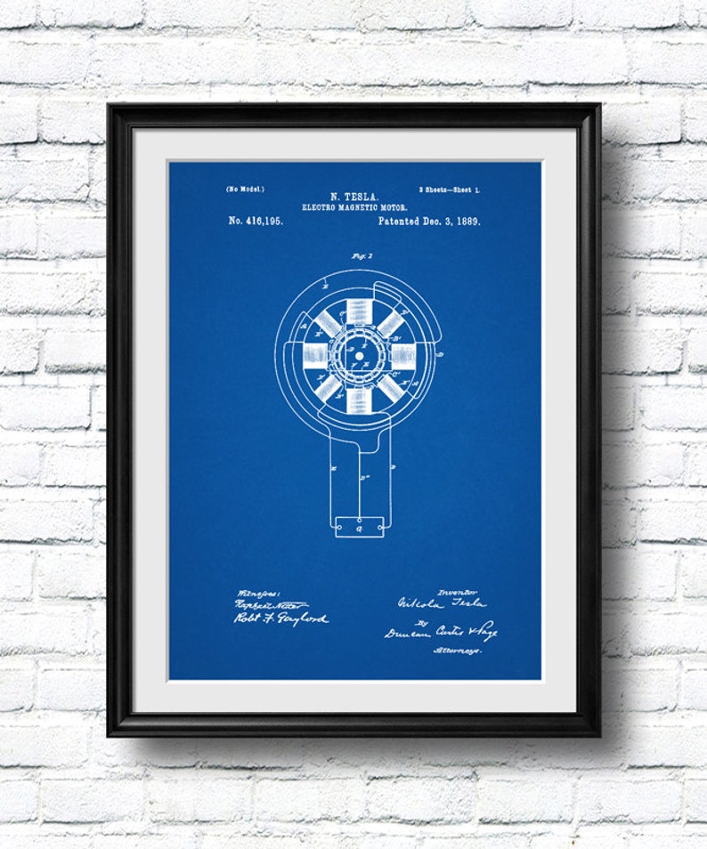 Op de afbeelding: Een blauwdruk van Nikola Tesla's patent voor een elektromagnetische motor. Het patentnummer is 416.195 en werd gepatenteerd op 3 december 1889. De blauwdruk toont een diagram van de motor met een gedetailleerde tekening van de interne componenten.