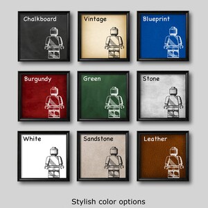 Puede incluir: Nueve opciones de color diferentes para una descarga digital imprimible de una ilustraci&oacute;n de figura de Lego. Los colores incluyen pizarra, vintage, plano, burdeos, verde, piedra, blanco, arenisca y cuero.