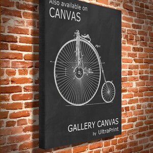 Puede incluir: Ilustraci&oacute;n en blanco y negro de un dibujo de patente de bicicleta vintage sobre un lienzo negro. El texto "Also available on CANVAS" y "GALLERY CANVAS by UltraPrint" est&aacute; impreso en el lienzo.