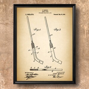 Puede incluir: Un dibujo de patente en blanco y negro de un palo de hockey. El dibujo muestra el palo desde diferentes &aacute;ngulos. El n&uacute;mero de patente 1.188.473 est&aacute; impreso en la parte superior del dibujo. La patente se present&oacute; el 14 de febrero de 1914 y se concedi&oacute; el 16 de mayo de 1916. El inventor es Ozias McNiece.