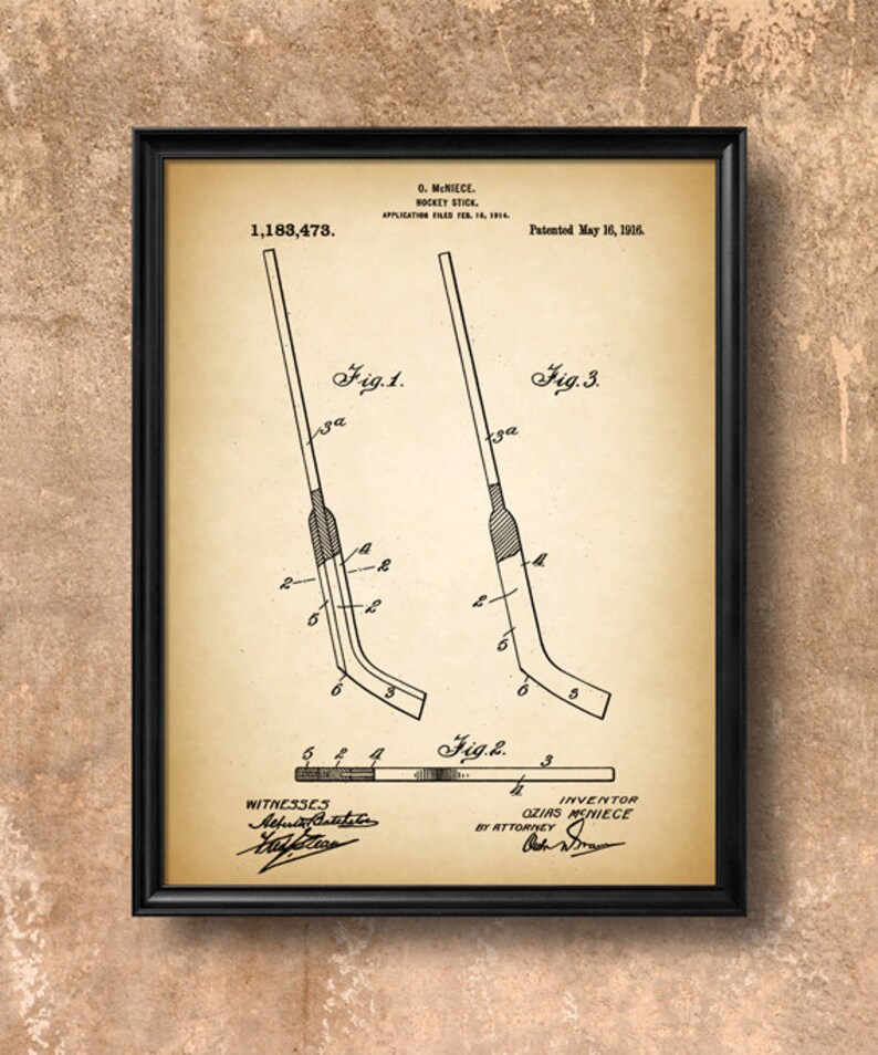 Puede incluir: Un dibujo de patente en blanco y negro de un palo de hockey. El dibujo muestra el palo desde diferentes &aacute;ngulos. El n&uacute;mero de patente 1.188.473 est&aacute; impreso en la parte superior del dibujo. La patente se present&oacute; el 14 de febrero de 1914 y se concedi&oacute; el 16 de mayo de 1916. El inventor es Ozias McNiece.