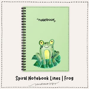 Peut inclure: Un cahier à spirales avec une couverture vert clair ornée d'une illustration d'une grenouille sur une feuille de nénuphar. Le mot "notebook" est écrit en haut. Le cahier est intitulé "Spiral Notebook Lines | Frog".