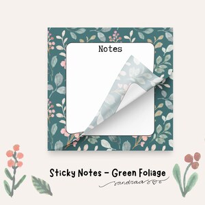 Op de afbeelding: Vierkante plaknotities met een teal groene bladmotief. De notities hebben een witte binnenkant met het woord "Notes" bovenaan. De hoek van de bovenste notitie is omgekruld. De woorden "Sticky Notes - Green Foliage" staan onderaan.
