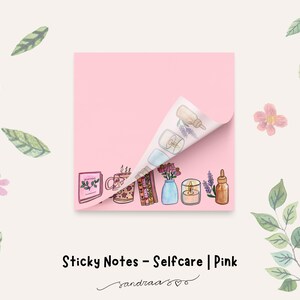 Op de afbeelding: Roze plaknotities met een aquarel illustratie van zelfzorgartikelen, waaronder een boek, een mok, een vaas, een kaars en een flesje etherische olie. De tekst "Sticky Notes - Selfcare | Pink" is afgebeeld.