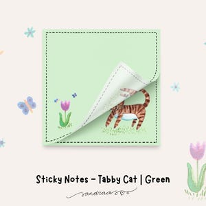 Op de afbeelding: Een lichtgroene plaknotitie met een illustratie van een tabby kat. De hoek van de notitie is omgekruld en onthult een wit interieur. Het ontwerp bevat een roze tulp, vlinders en de tekst "Sticky Notes - Tabby Cat | Green".