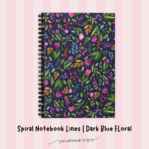 Op de afbeelding: Spiraalgebonden notitieboek met een donkerblauw bloemenpatroon. De omslag toont een aquarelontwerp van roze, paarse, groene en oranje bloemen en bladeren. De tekst "Spiral Notebook Lines | Dark Blue FLORAL" staat onderaan.