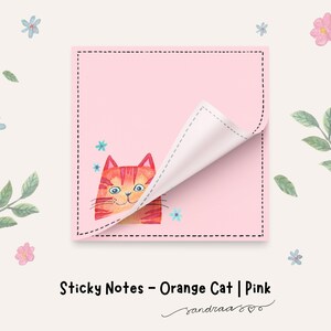 Op de afbeelding: Roze plaknotitie met een illustratie van een oranje kat. De kat heeft oranje en rode strepen, blauwe ogen en een glimlachende uitdrukking. De notitie heeft een gestippelde rand en een hoek is omgeklapt. Bloemen en bladeren omringen de notitie.
