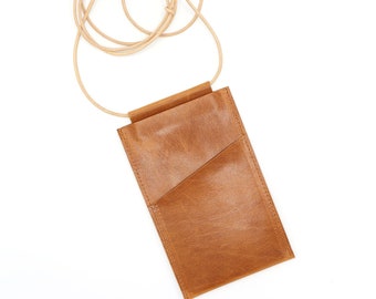 Sacoche pour téléphone portable ROMY à porter en bandoulière en cuir naturel au tannage végétal cognac