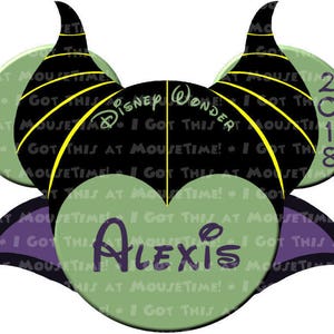 Peut inclure: Un serre-tête Mickey Mouse inspiré de Maléfique, de couleur verte et violette, avec le texte "Disney Wonder 2018" et "Alexis" sur les oreilles.