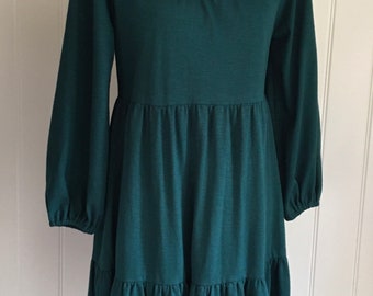 DRESS Green Tiered 70s Vintage small Sz 10 Long sleeve Knee length Retro Knit