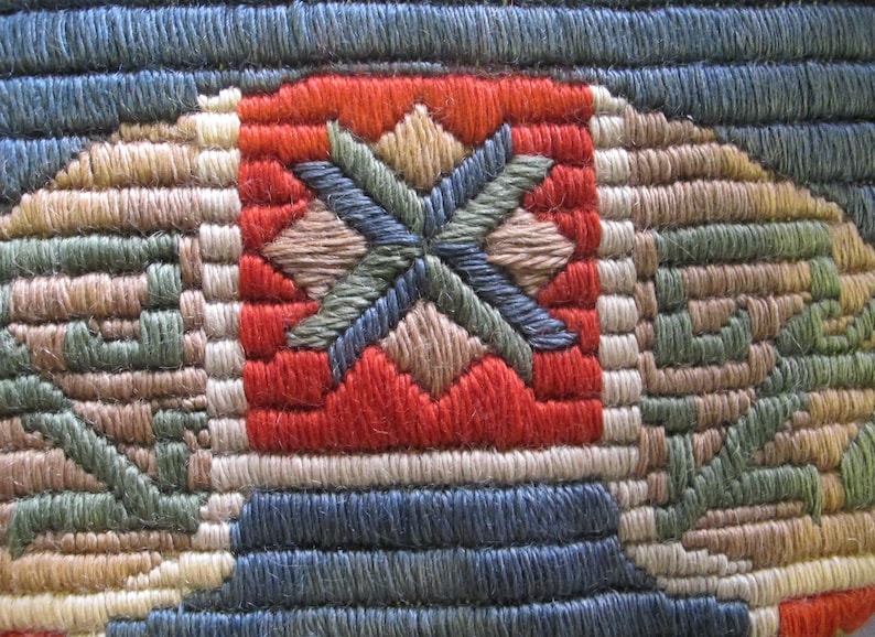 TAPESTRY Handmade 1920/'s VINTAGE ANTIQUE Square Needlepoint Long stitch Gothic Chair seat Cushion