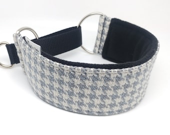 Bequemes, weiches, elegantes, breites Martingale-Hundehalsband. Halsband für Whippet, Windhundhalsband, Windhundhalsband. Hellblaues fröhliches Karo.