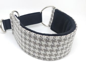 Bequemes, weiches, elegantes, breites Martingale-Hundehalsband. Halsband für Whippet, Windhundhalsband, Windhundhalsband. Hellgraues fröhliches Karo.