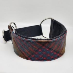 Comodo, spesso e morbido, elegante collare per cani martingala in lana. Collare da whippet, collare da levriero, collare da levriero. Modello di griglia.