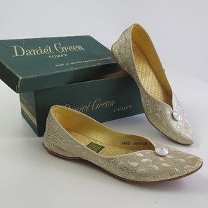 Vintage 1960s Harem Boudoir Slippers & Box - Daniel Green Comfy - SIZE 7.5 - Bridal Lounge Shoe Metallic Brocade Paisley Satin - Ivory Gold