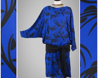 Vintage 1980s Batwing Cocoon Dress & Sash Belt - SIZE M - Dawn Joy - 80s Does 20s Dolman Sleeve Drop Waist Dress Op Art Print - Blue Black