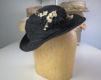 Vintage 1940s Straw Suitor Tilt Hat - 40s 50s MCM Straw Hat Grosgrain Ribbon Cockade Floral Spray Diamond Net Brimmed Hat - Black Ivory