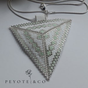 peyote triangle pendant, peyotestitch, triangle, miyuki delica 11/0, snake chain, beads, glass beads