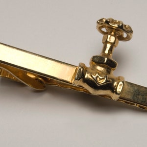 Tie bar/clip Vintage Valve novelty Advertising Item Valve moves gold tone  #360