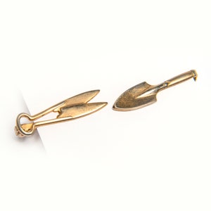 Tie bar/clip Vintage  a ANSON Garden Tools of a hedge clipper and spade 1950&#39;s #1361